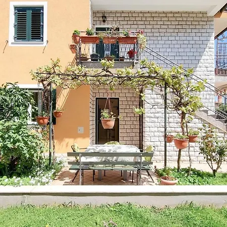 Alma Three アパート *