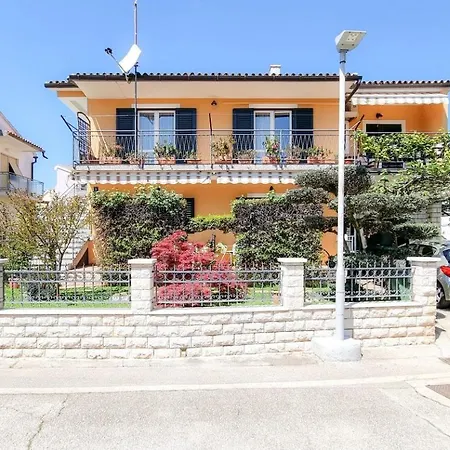 Alma Three アパート